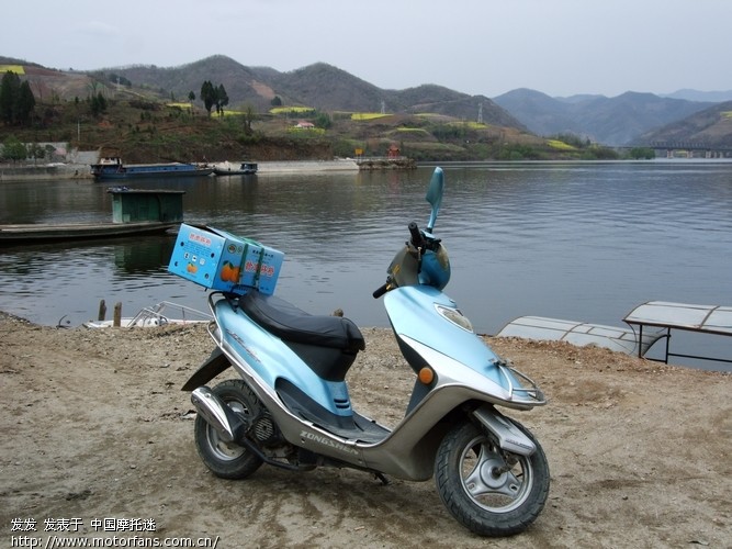 骑50小排量摩托车参加2010中国最美油菜旅游