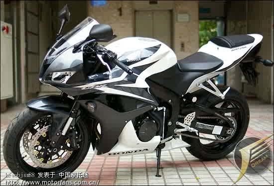 欣赏本田cbr400rr跑车这款不错!