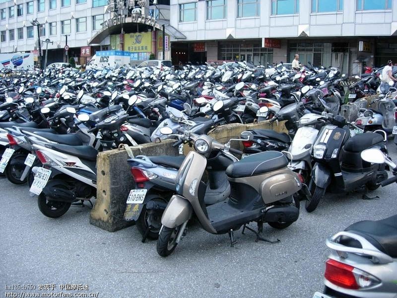 台湾台北县三重工业区摩托车停车场图片