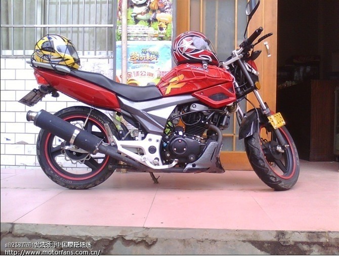 谁知道这两个视频里面彩带舞的配乐啊?-求这段