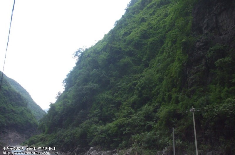 水银河位于贵州省遵义市桐梓县木瓜镇水银村,因河水清澈透亮,日光照射河面,银光点点而得名。水银河峡谷长近百里,以峡幽、水清、洞奇、石峻、山雄为特色。集清纯美艳于一身,原生态的景观令所至之人感叹这个地方竟然隐藏着这样一方净土。 水银河海拔高度500米左右,属中亚热带湿润季风气候,十里峡谷,冬暖夏凉,气候宜人。距黔渝高速公路松坎出口处18公里,景区总面积近10平方公里。水银河之美用冰清玉洁、美似璞玉来形容最恰当不过了,虬枝险潭、垂帘瀑洞,原生态的景观令所至之人感叹不已。峡谷长而悠远、山雄秀而险峻、水清澈而柔顺、