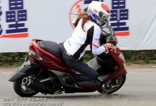先考驾照,然后如果不带人可以选择小猴子 带人就狒狒 就这2辆车给她最合适. 我1.65 骑过玩也是脚掌撑着车子(双脚)女人太娇小又不高的话 如果骑踏板我怀疑是脚尖撑着了(双脚) 那力道使不出可能导致撑不住车 带人就更加没力气撑了 所以猴子狒狒 这2辆车真的很矮 很适合娇小女孩子 个人建议 供参考