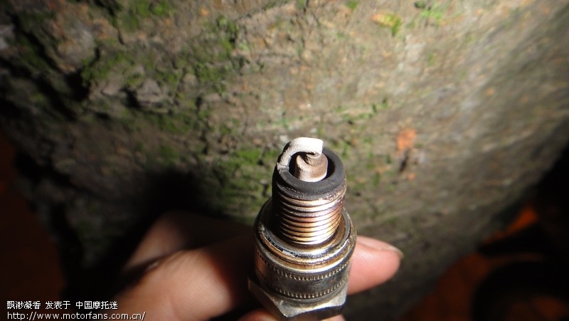 加大油门出现放炮声