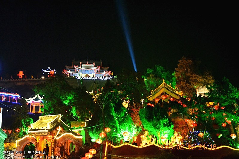 秦安凤山文化灯会夜景