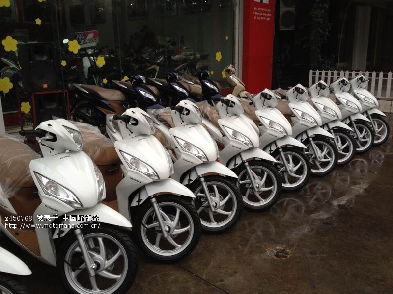 越南的踏板车 lead125 pcx 弯刀