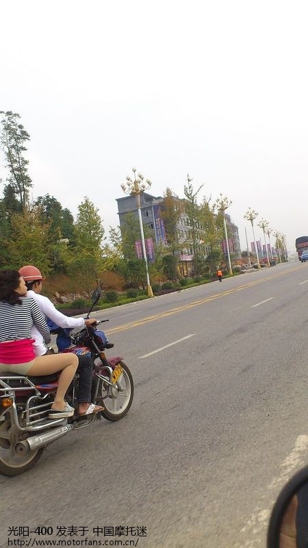 这个视频告诉你美女坐摩托车不能穿裙子