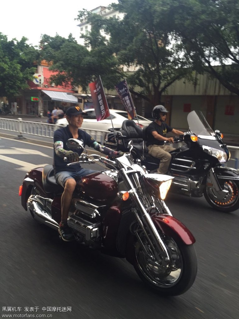 黑翼机车俱乐部应玉林铁骑贝纳利专卖店邀请参
