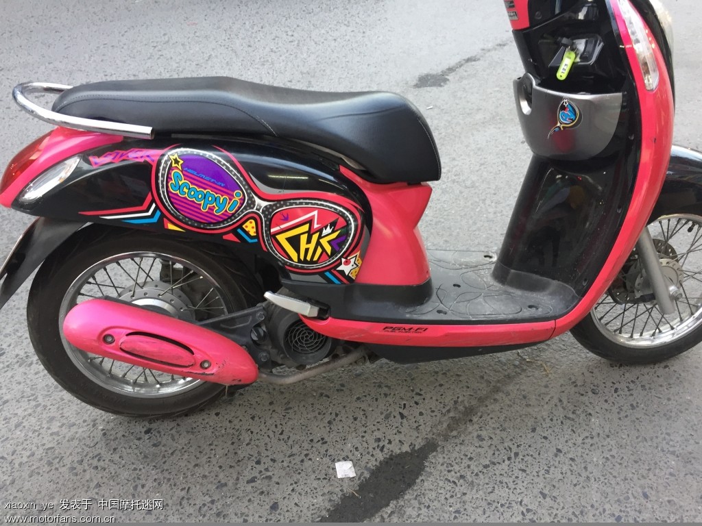 在泰国租的本田踏板车,有妹子哦 - 五羊本田-佳