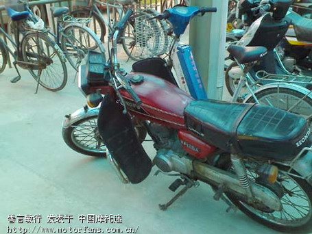 单位车棚里的老式幸福摩托车(第一次发图片)